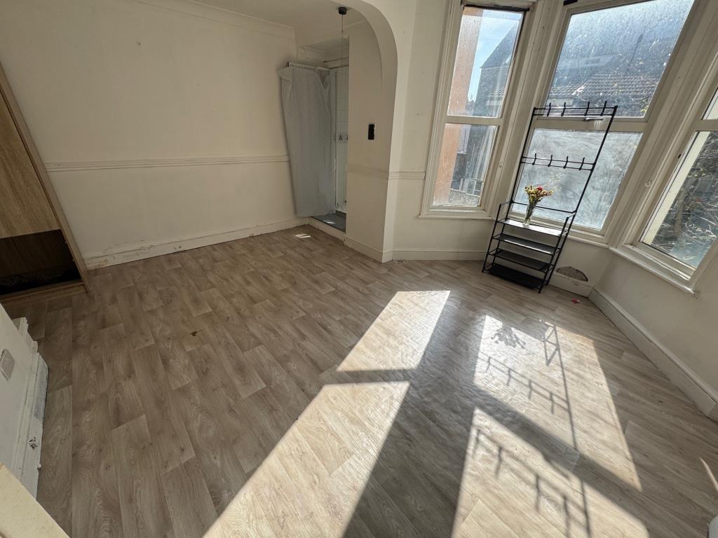 Lot: 89 - FREEHOLD PROPERTY DIVIDED INTO TWO TWO-BEDROOM MAISONETTES - Lower Maisonette - Bedroom 1